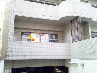 神戸 Web制作 事務所の窓には目印でオレンジの風船をつけています